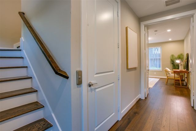 381 E Greenbriar Lane 804, Dallas, TX 75203