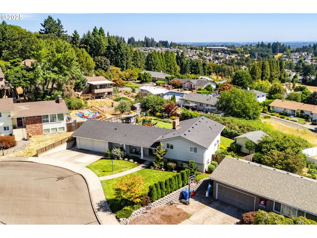 3247 CHAMPLAIN Dr Nw, Salem, OR 97304