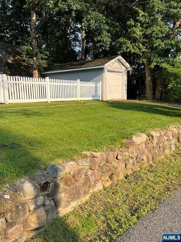 72 Ridgewald Avenue, Waldwick, NJ 07463