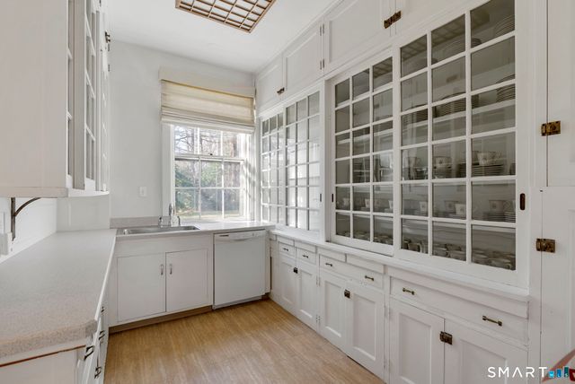 85 Bloomfield Avenue, West Hartford, CT 06105