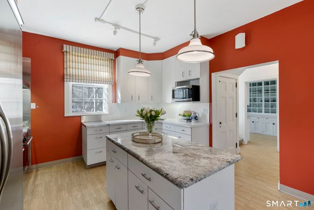 85 Bloomfield Avenue, West Hartford, CT 06105