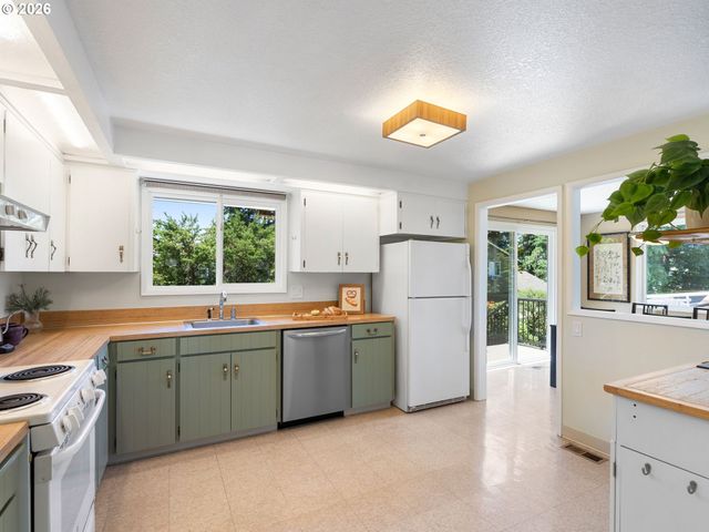 5966 Se SUNDIAL Ct, Milwaukie, OR 97222