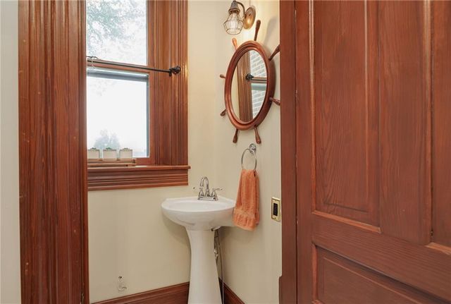 1328 Francis Street, St Joseph, MO 64501