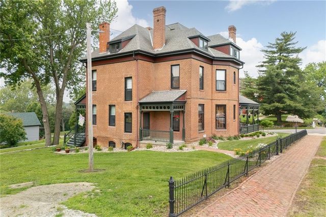 1328 Francis Street, St Joseph, MO 64501