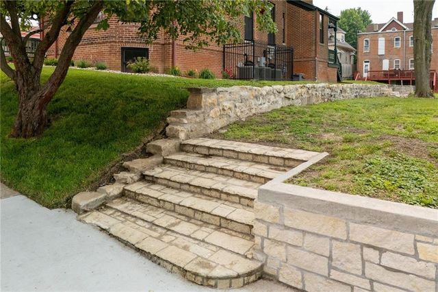 1328 Francis Street, St Joseph, MO 64501