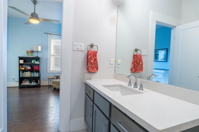 808 Woodcrest Drive B, Houston, TX 77018