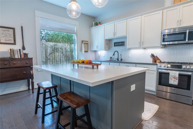 808 Woodcrest Drive B, Houston, TX 77018