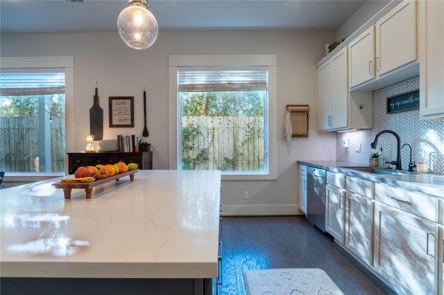 808 Woodcrest Drive B, Houston, TX 77018