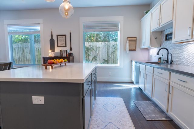 808 Woodcrest Drive B, Houston, TX 77018