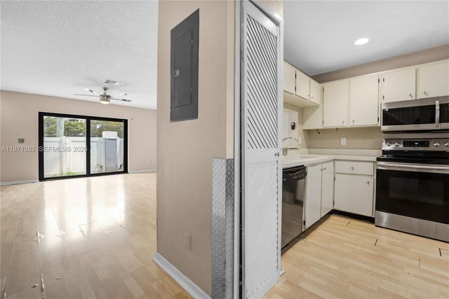 11625 NW 11Th St 11625, Pembroke Pines, FL 33026