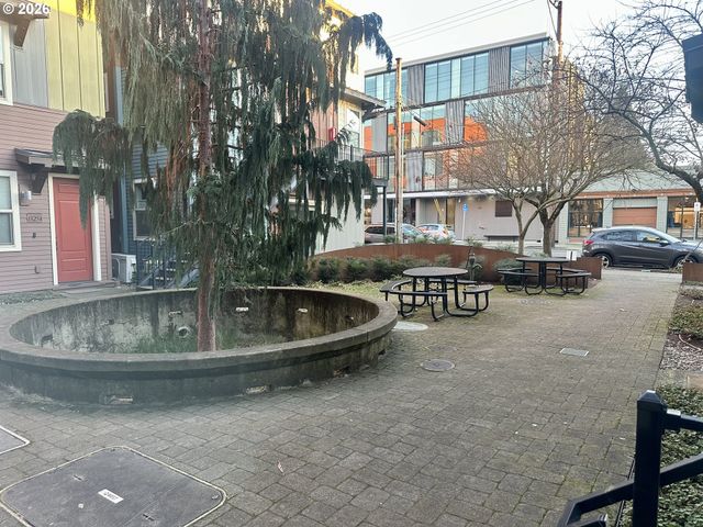 4315 Se DIVISION St C, Portland, OR 97206