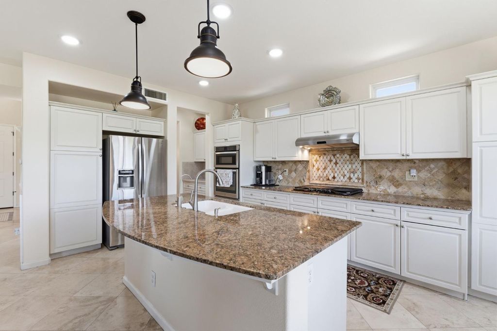 Image 16 of property listing at 11092 E Le Conte Pass Ct, Clovis, CA 93619