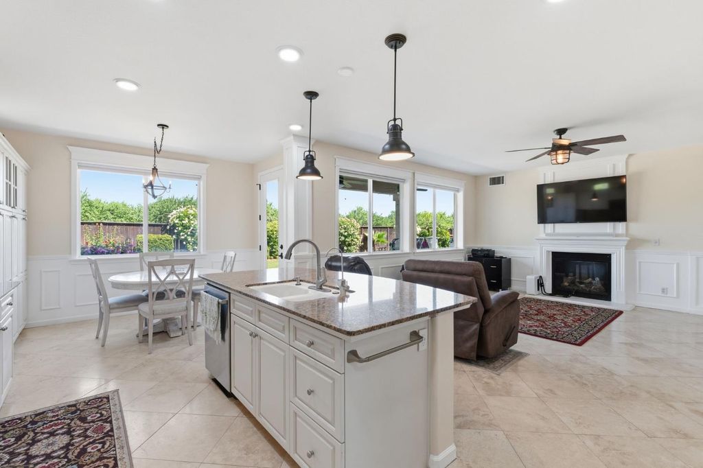 Image 17 of property listing at 11092 E Le Conte Pass Ct, Clovis, CA 93619