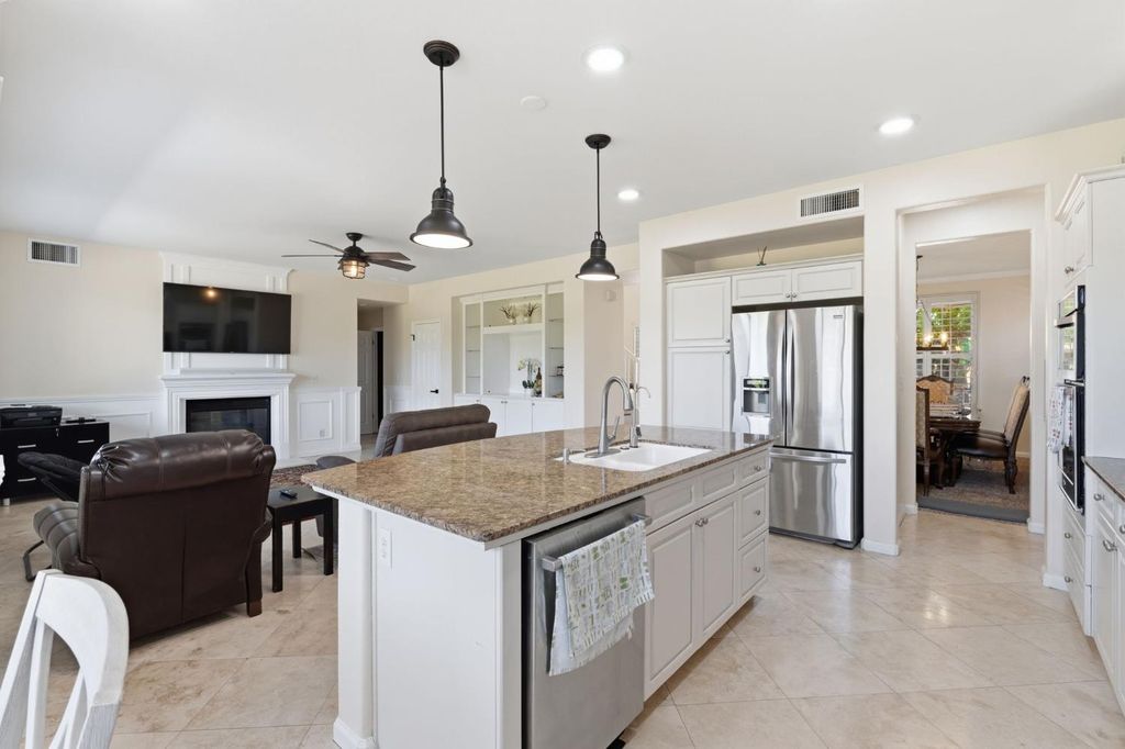 Image 18 of property listing at 11092 E Le Conte Pass Ct, Clovis, CA 93619