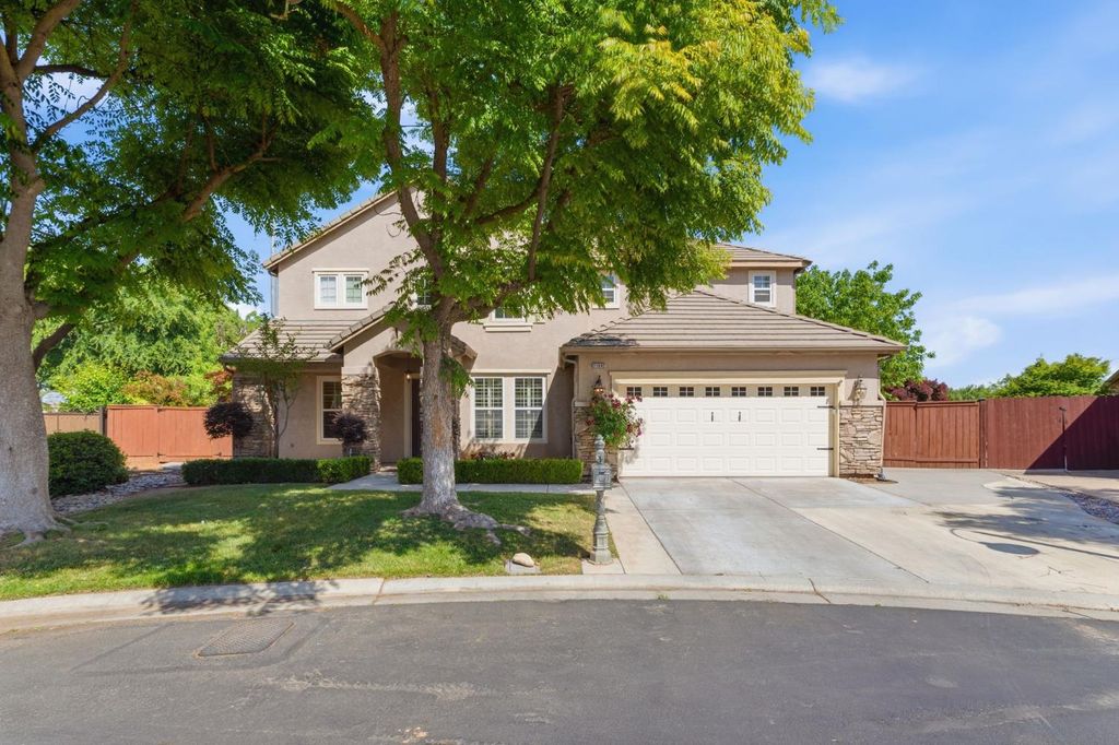 Image 2 of property listing at 11092 E Le Conte Pass Ct, Clovis, CA 93619