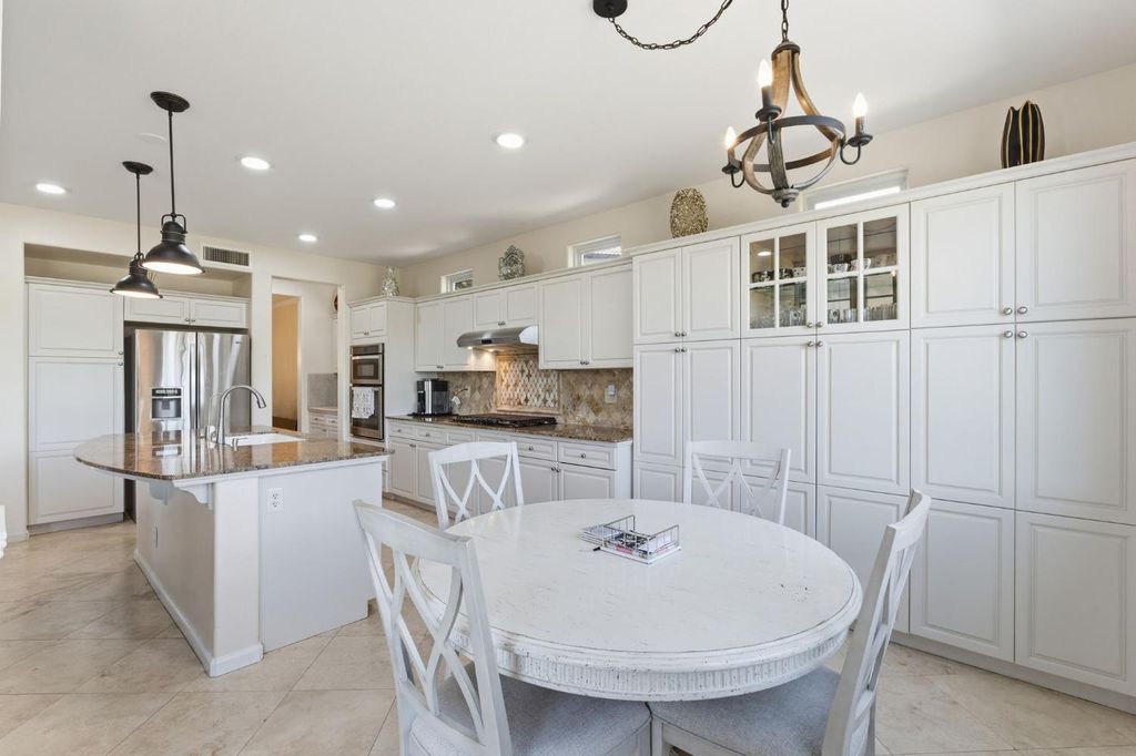 Image 21 of property listing at 11092 E Le Conte Pass Ct, Clovis, CA 93619