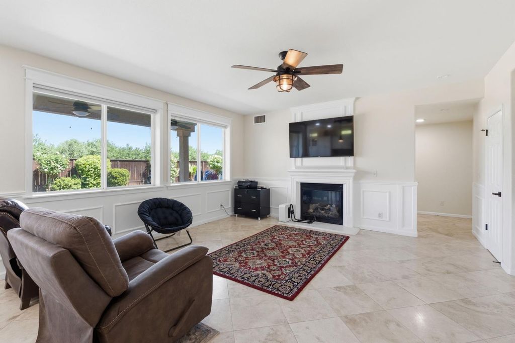 Image 23 of property listing at 11092 E Le Conte Pass Ct, Clovis, CA 93619