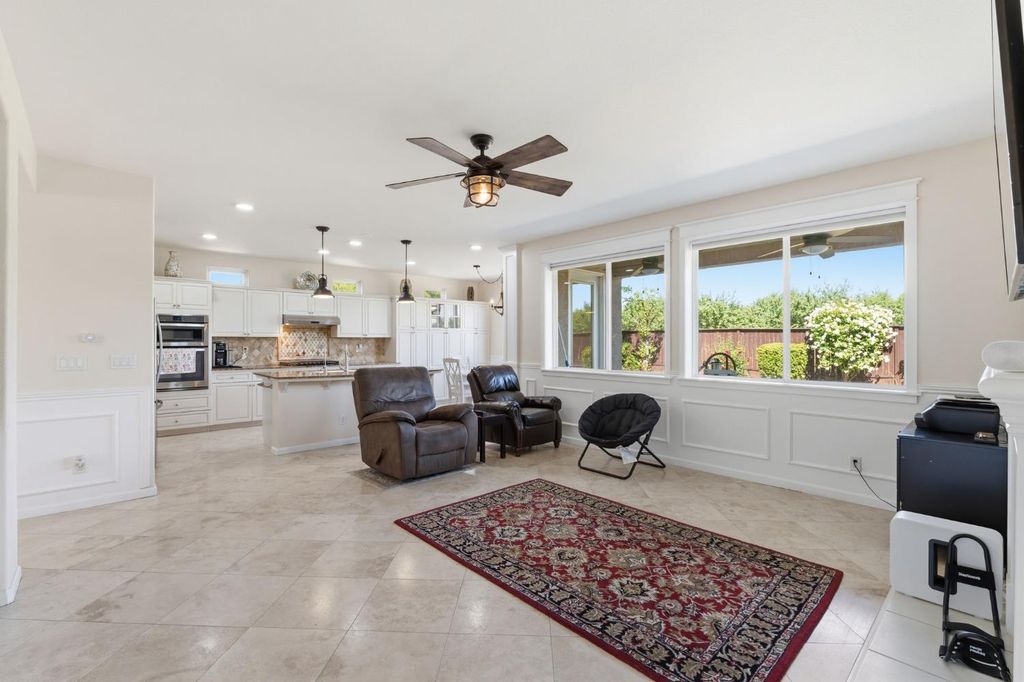 Image 25 of property listing at 11092 E Le Conte Pass Ct, Clovis, CA 93619