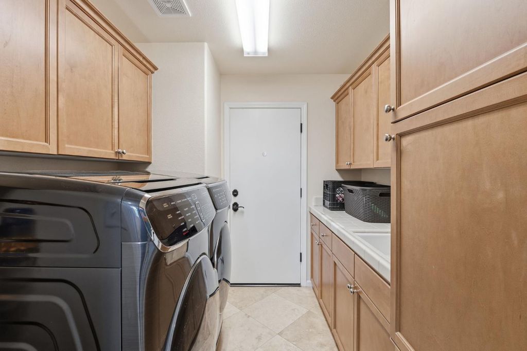 Image 27 of property listing at 11092 E Le Conte Pass Ct, Clovis, CA 93619