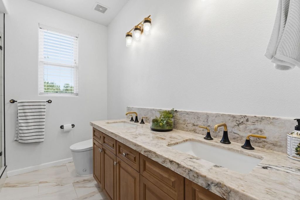 Image 28 of property listing at 11092 E Le Conte Pass Ct, Clovis, CA 93619