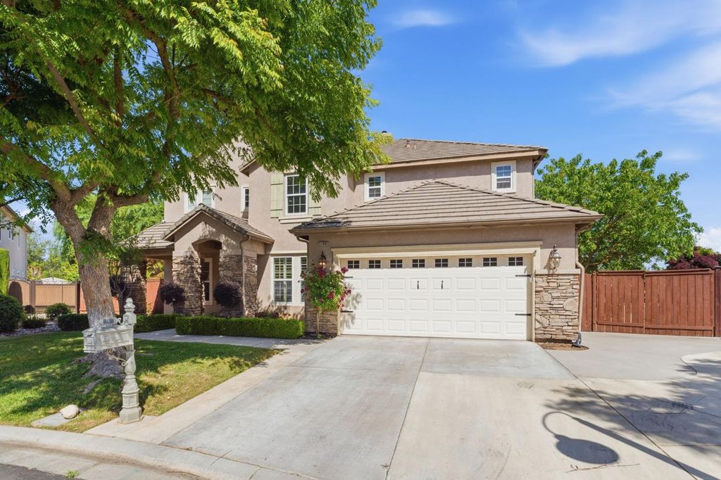 Image 3 of property listing at 11092 E Le Conte Pass Ct, Clovis, CA 93619