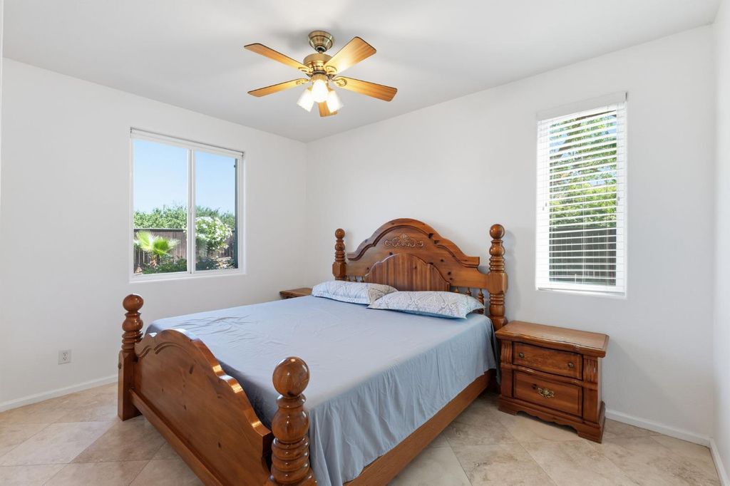Image 30 of property listing at 11092 E Le Conte Pass Ct, Clovis, CA 93619