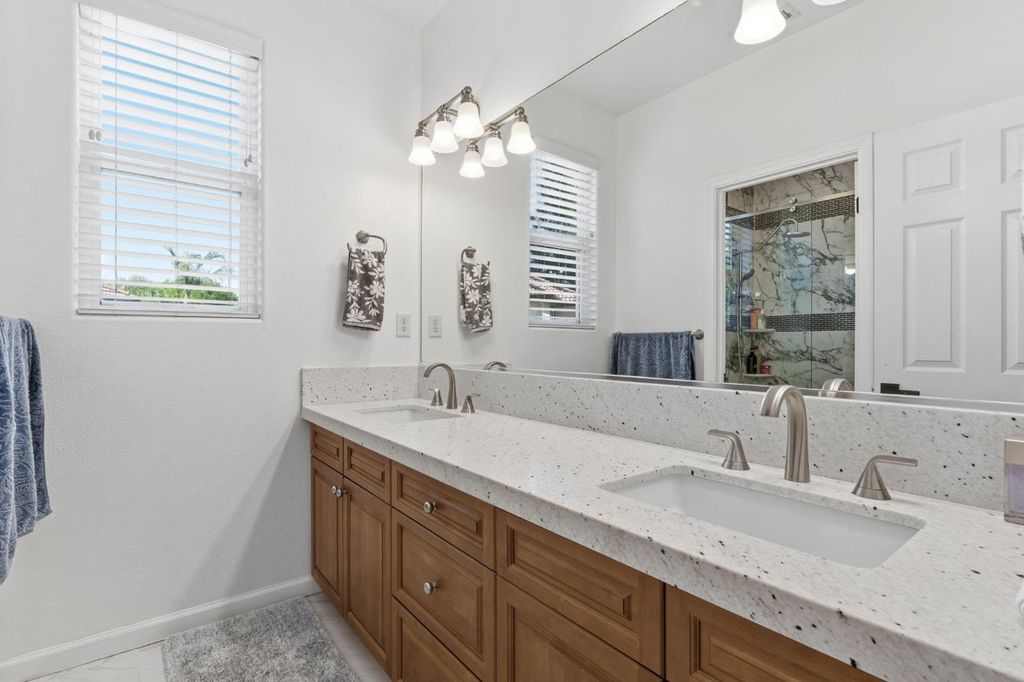 Image 32 of property listing at 11092 E Le Conte Pass Ct, Clovis, CA 93619