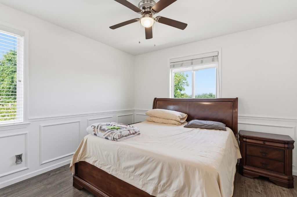 Image 34 of property listing at 11092 E Le Conte Pass Ct, Clovis, CA 93619