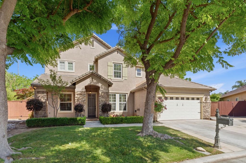 Image 4 of property listing at 11092 E Le Conte Pass Ct, Clovis, CA 93619