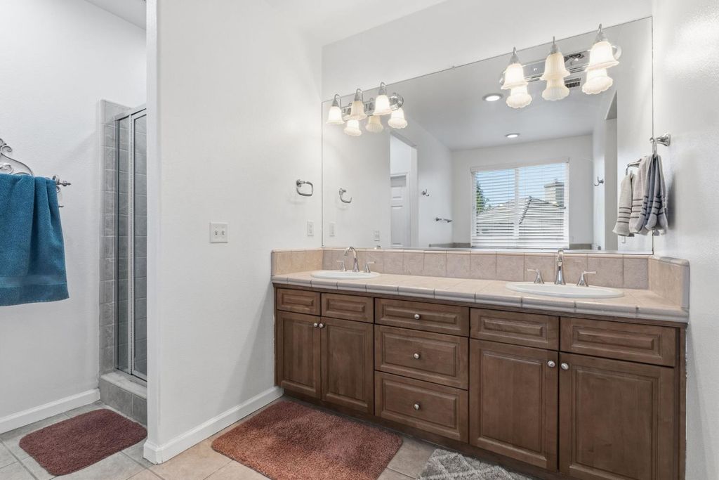 Image 41 of property listing at 11092 E Le Conte Pass Ct, Clovis, CA 93619