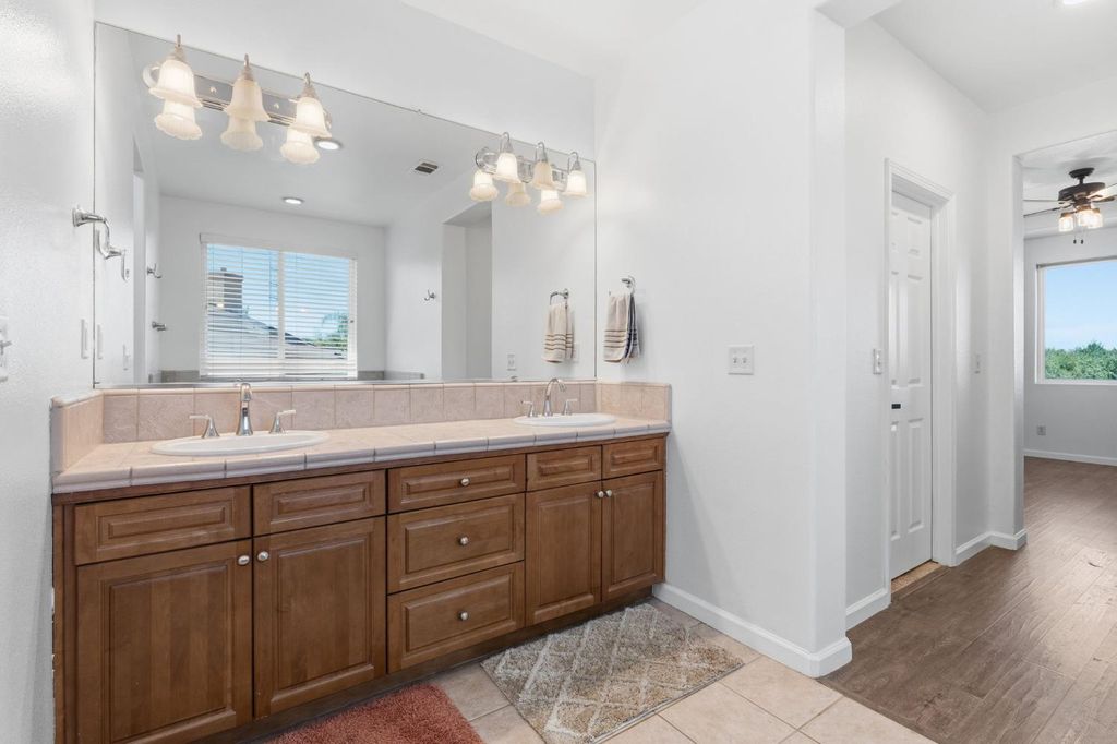 Image 42 of property listing at 11092 E Le Conte Pass Ct, Clovis, CA 93619