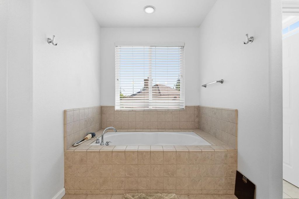 Image 44 of property listing at 11092 E Le Conte Pass Ct, Clovis, CA 93619