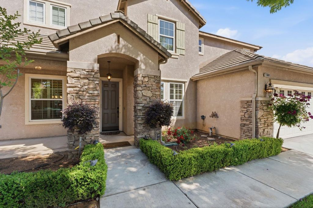 Image 5 of property listing at 11092 E Le Conte Pass Ct, Clovis, CA 93619
