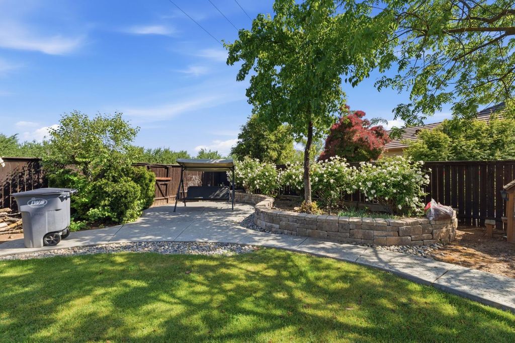 Image 51 of property listing at 11092 E Le Conte Pass Ct, Clovis, CA 93619