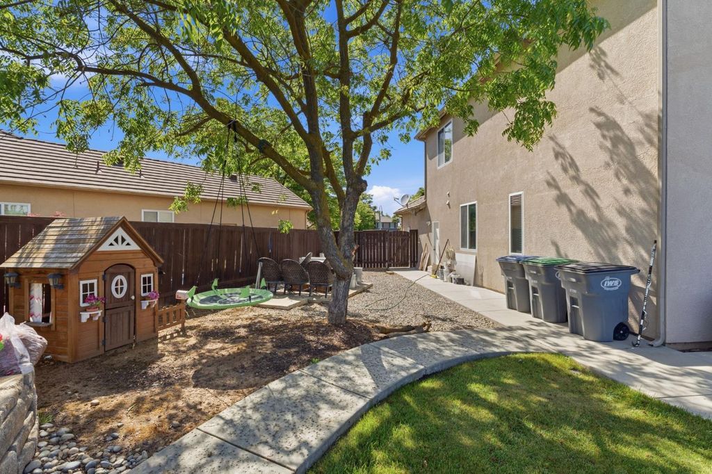 Image 52 of property listing at 11092 E Le Conte Pass Ct, Clovis, CA 93619