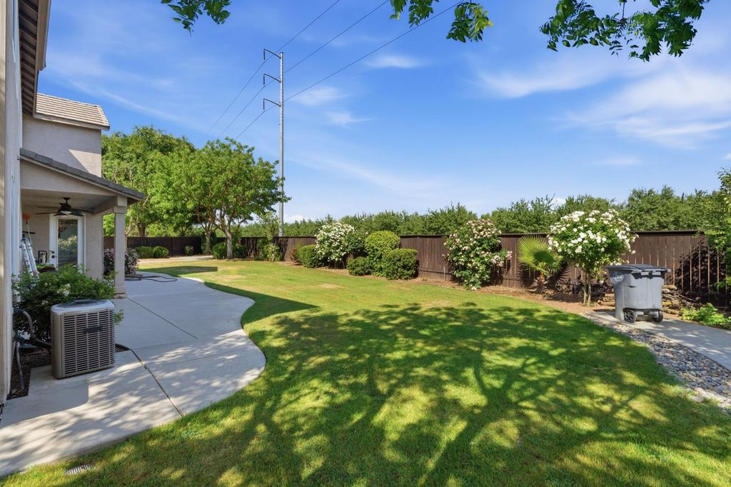 Image 53 of property listing at 11092 E Le Conte Pass Ct, Clovis, CA 93619