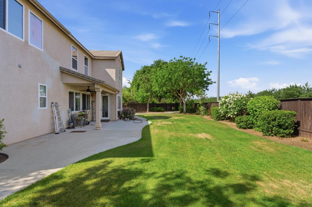 Image 54 of property listing at 11092 E Le Conte Pass Ct, Clovis, CA 93619