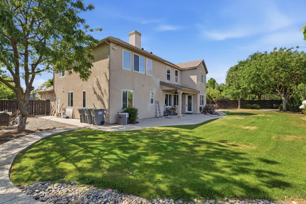 Image 55 of property listing at 11092 E Le Conte Pass Ct, Clovis, CA 93619
