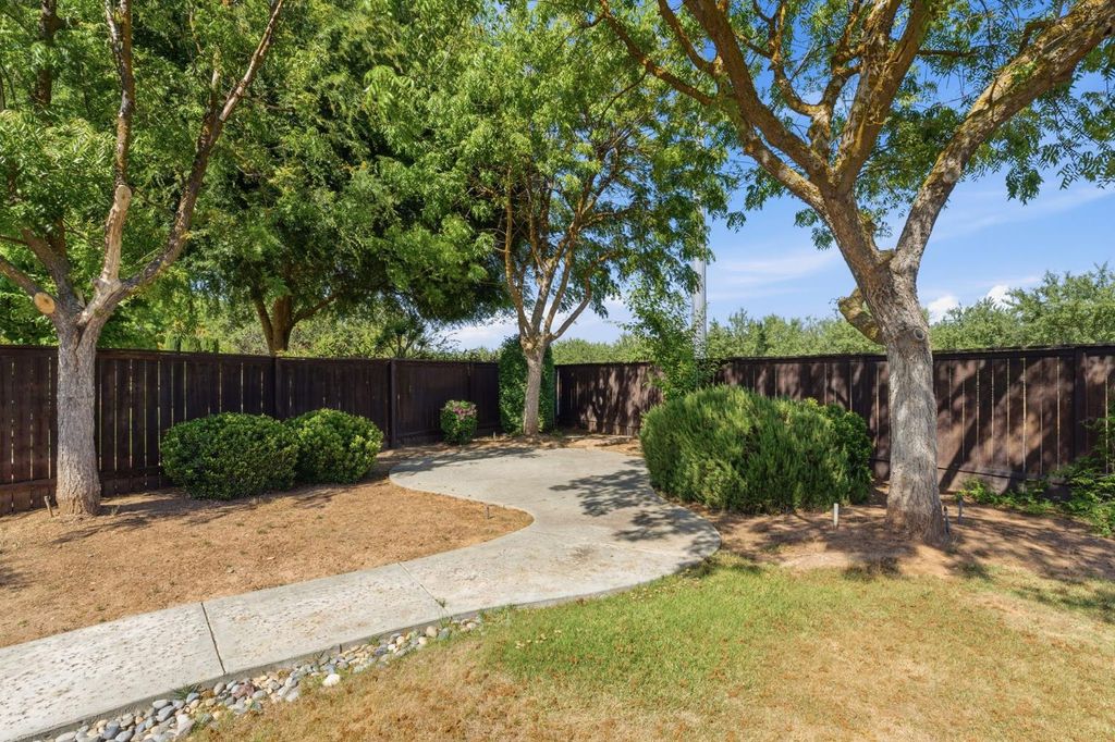 Image 56 of property listing at 11092 E Le Conte Pass Ct, Clovis, CA 93619