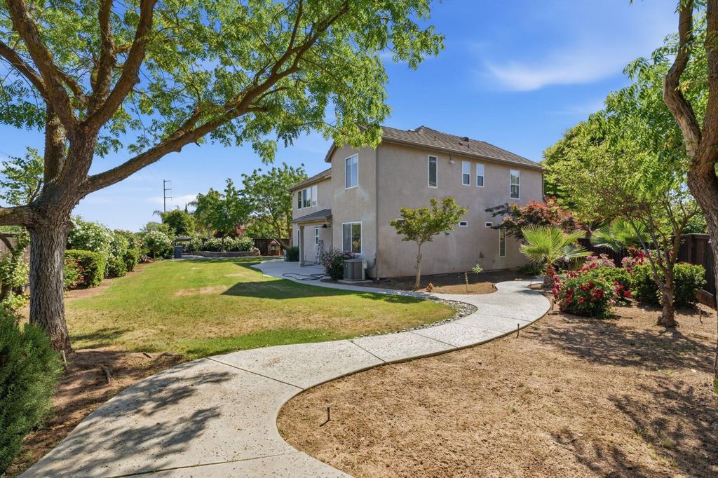 Image 57 of property listing at 11092 E Le Conte Pass Ct, Clovis, CA 93619