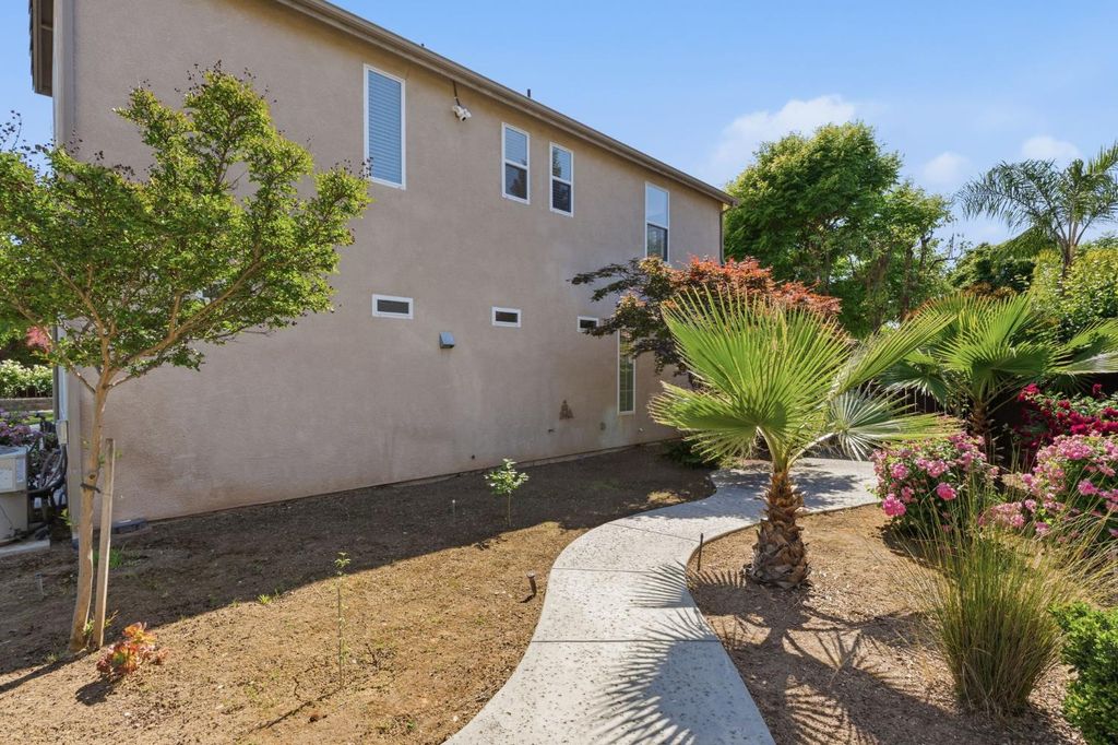 Image 58 of property listing at 11092 E Le Conte Pass Ct, Clovis, CA 93619
