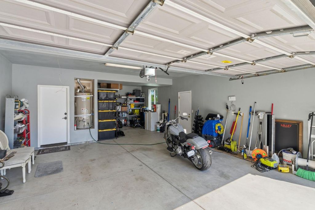 Image 59 of property listing at 11092 E Le Conte Pass Ct, Clovis, CA 93619