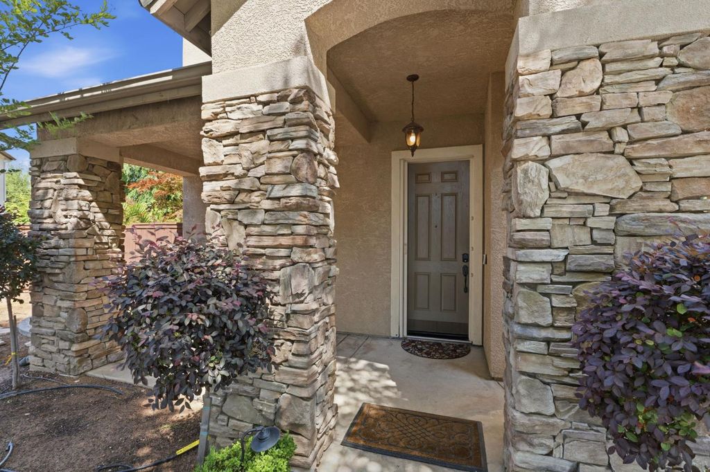 Image 6 of property listing at 11092 E Le Conte Pass Ct, Clovis, CA 93619