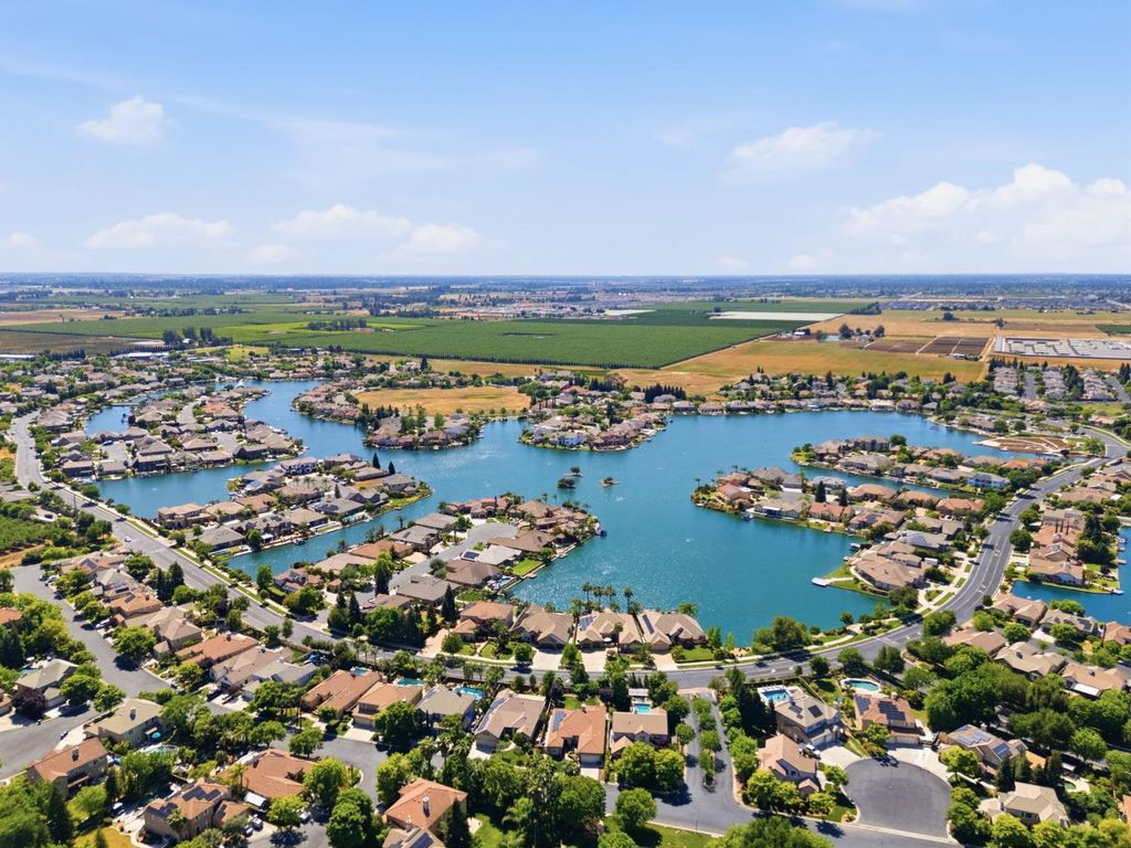 Image 60 of property listing at 11092 E Le Conte Pass Ct, Clovis, CA 93619