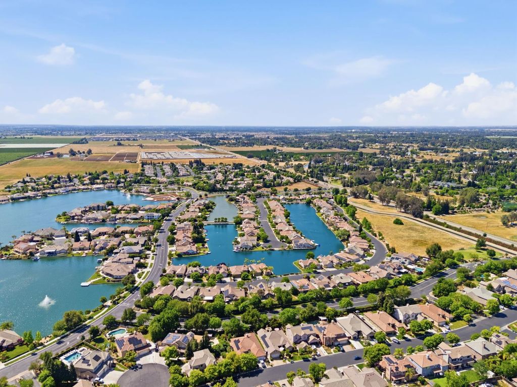 Image 61 of property listing at 11092 E Le Conte Pass Ct, Clovis, CA 93619