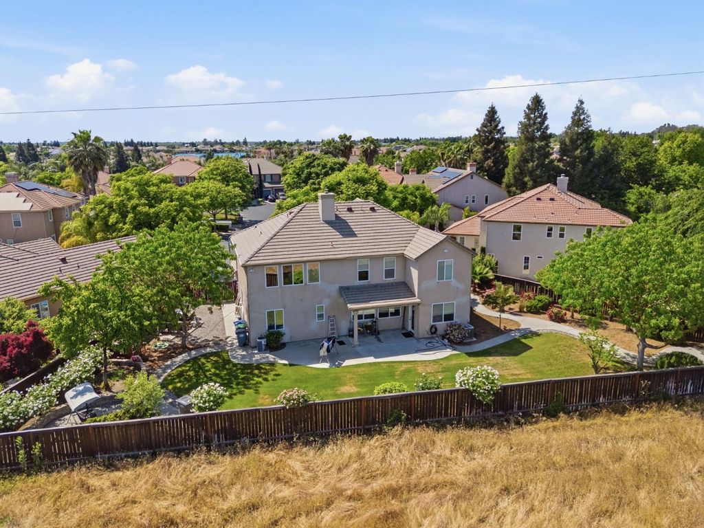 Image 64 of property listing at 11092 E Le Conte Pass Ct, Clovis, CA 93619