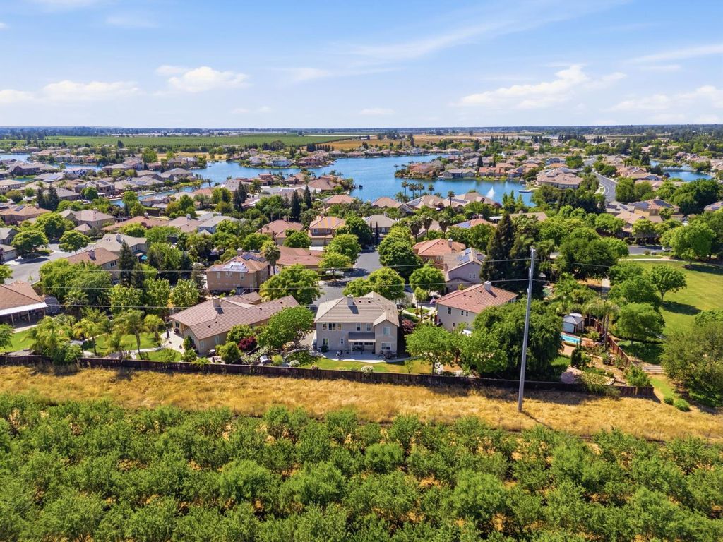 Image 66 of property listing at 11092 E Le Conte Pass Ct, Clovis, CA 93619