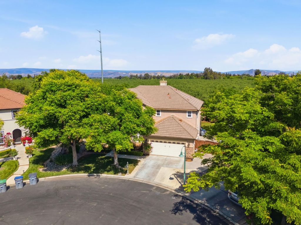 Image 68 of property listing at 11092 E Le Conte Pass Ct, Clovis, CA 93619