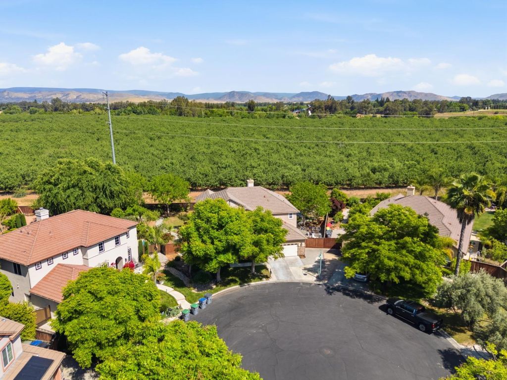 Image 69 of property listing at 11092 E Le Conte Pass Ct, Clovis, CA 93619