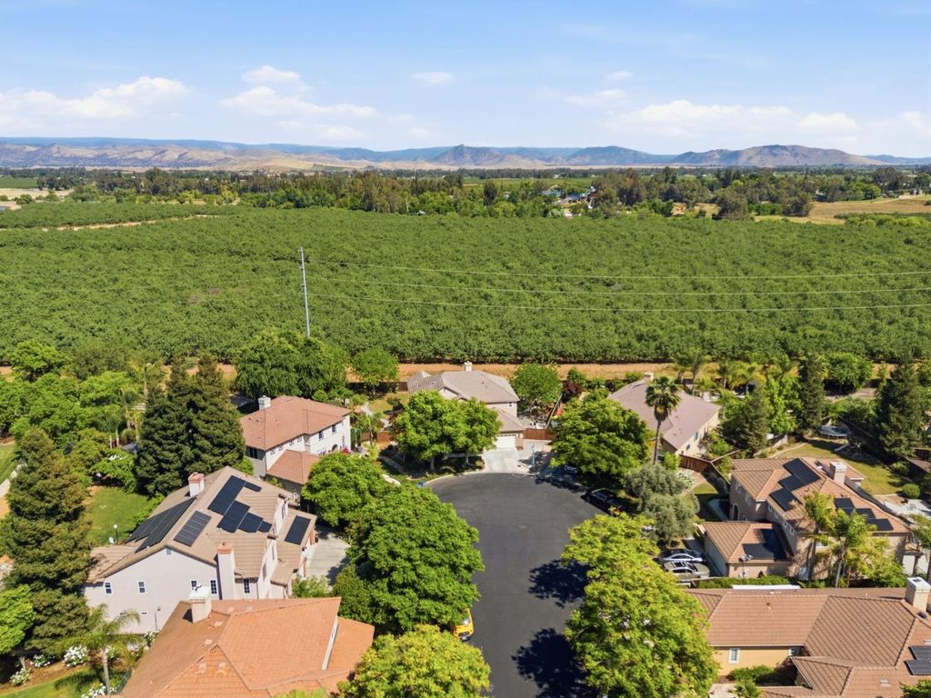 Image 72 of property listing at 11092 E Le Conte Pass Ct, Clovis, CA 93619